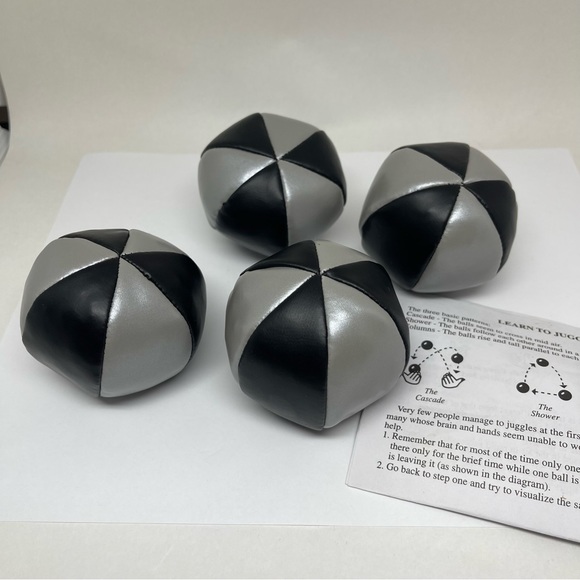 Juggling Balls in metal tin with instructions - Picture 3 of 12